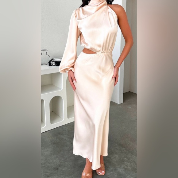 That’s so Fetch antonia midi dress. - Picture 2 of 3